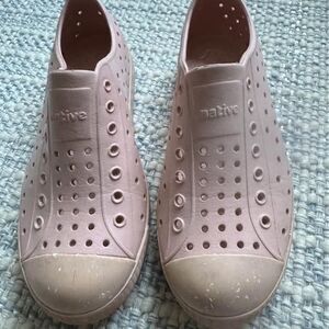 Native Jefferson pink shoes - size J2